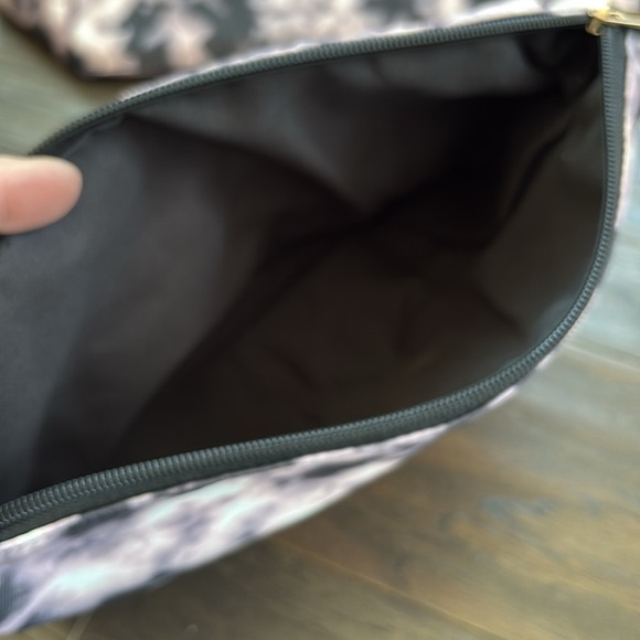 Olivia Miller Dylan,Large zip top tote w/wristlet bag,tie dye, multi-use,light - Picture 10 of 16